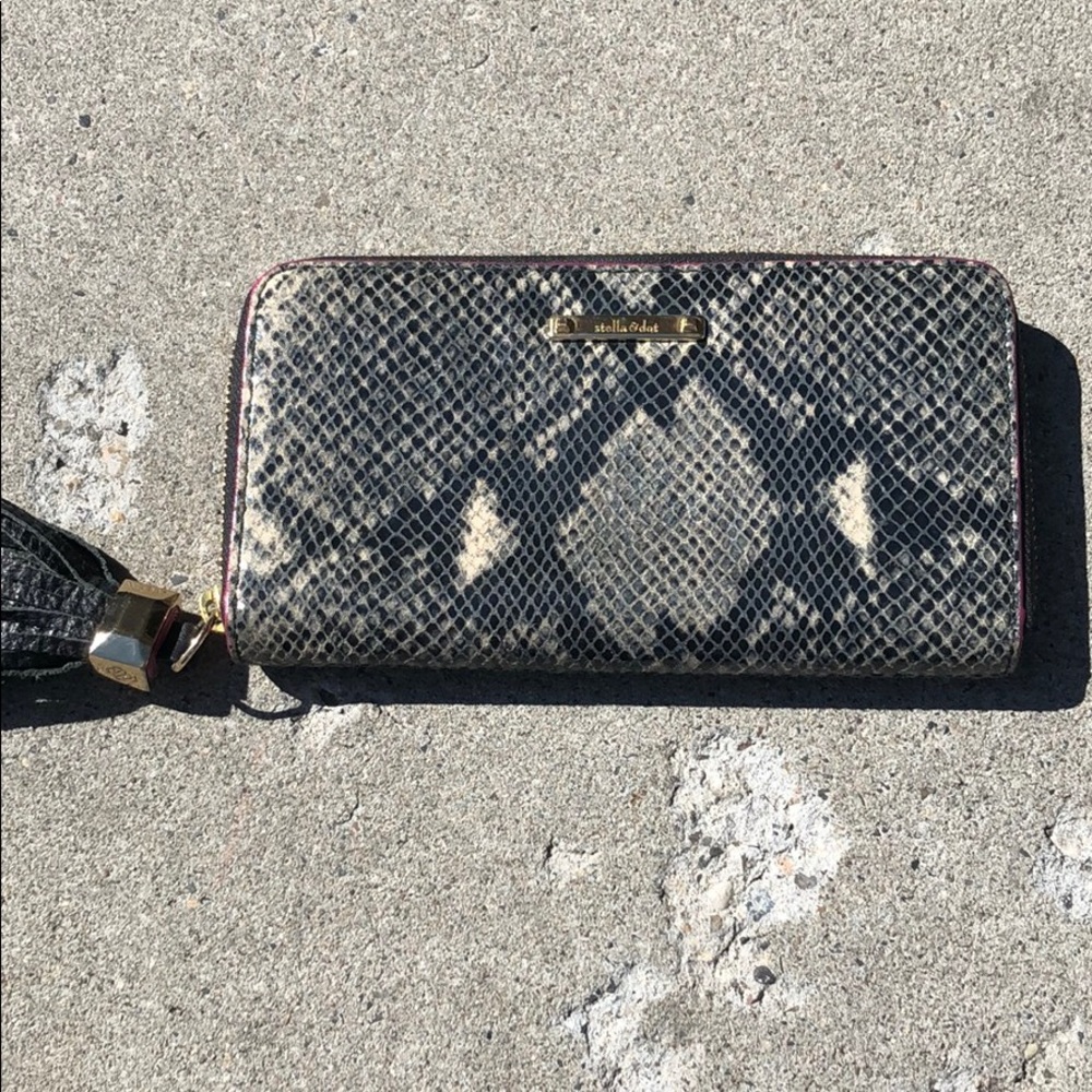 Stella and dot clutch